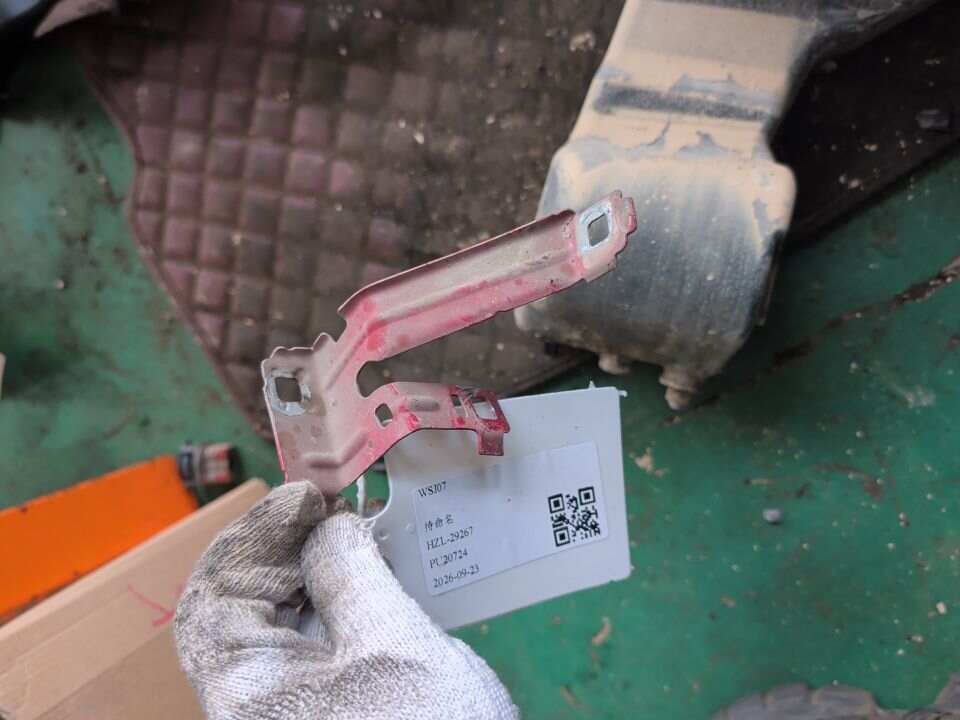 41357284649 前叶子板固定架(左上)