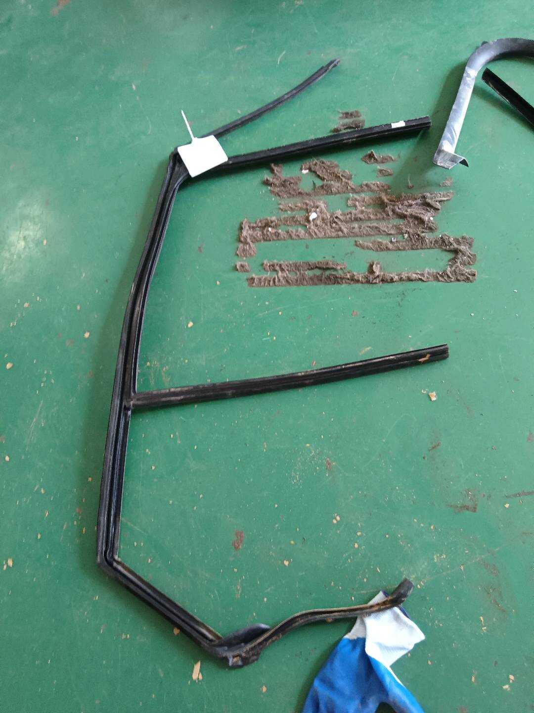 51357420835 后门玻璃绒槽(左)