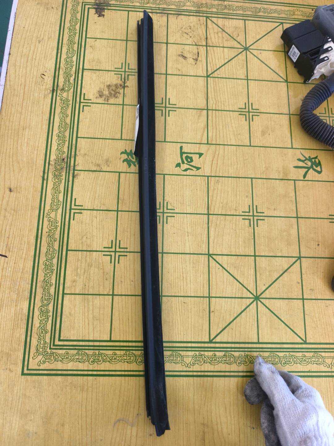 1Z5839480B 后门玻璃压条(右内)