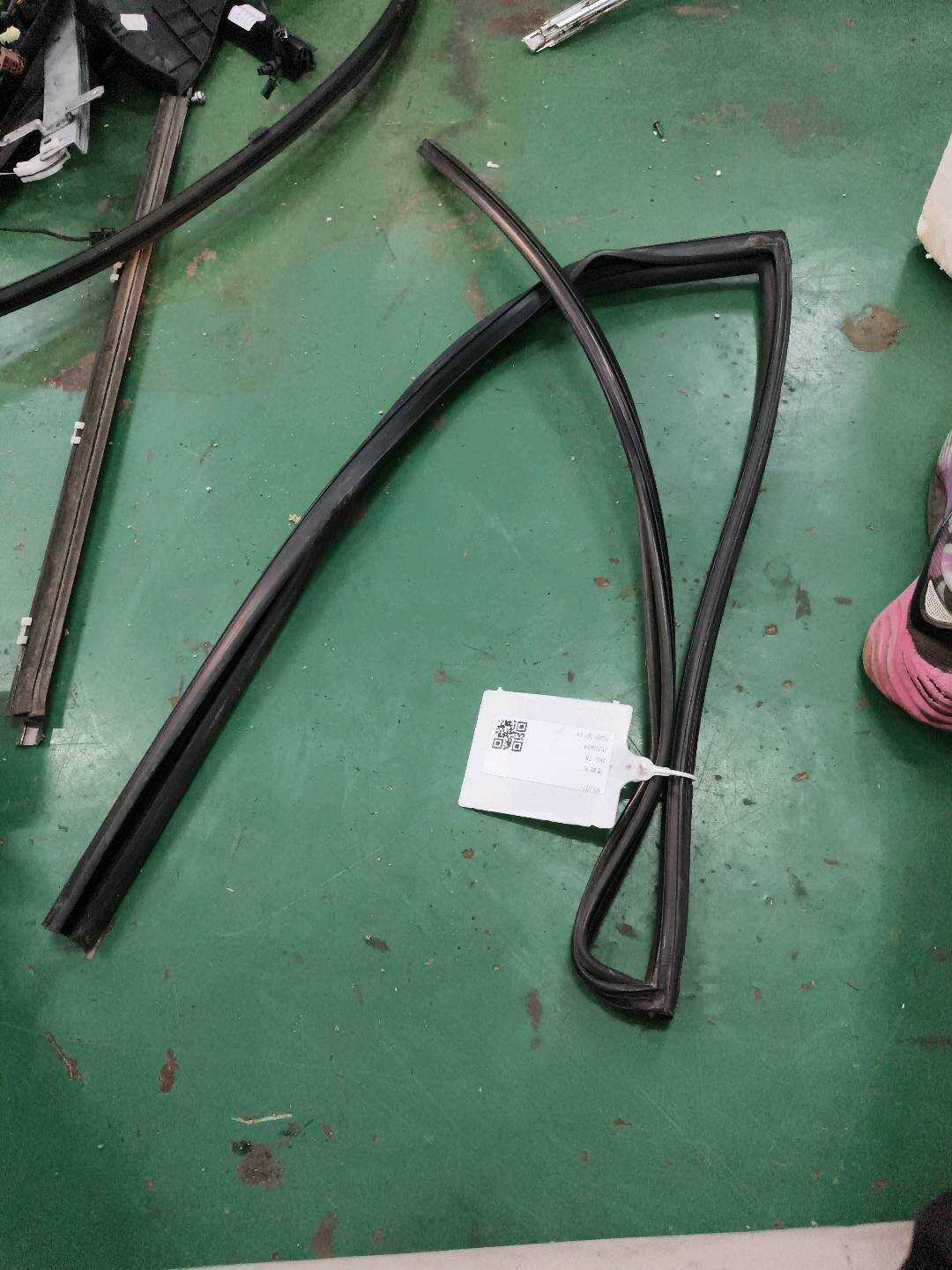 82331ED900 后门玻璃绒槽(左)