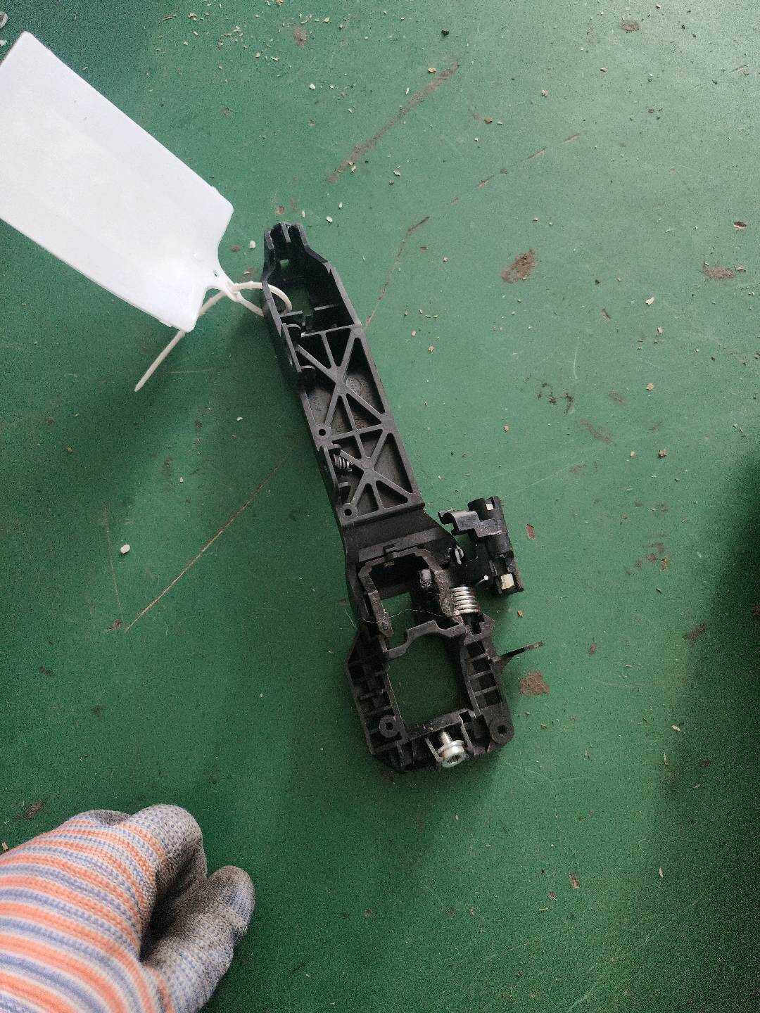 2A6105160A 右前门外把手底座