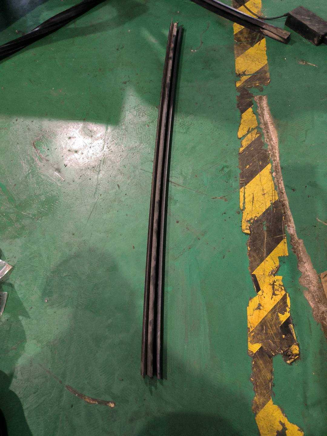 A1697253265 前门玻璃内压条（右）