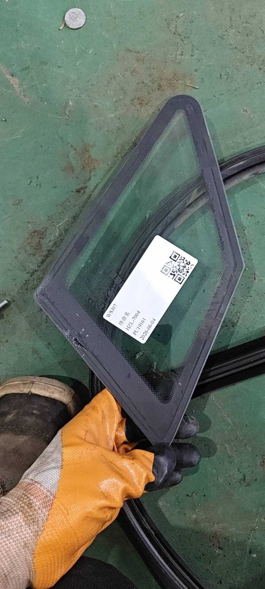 1018056573 左前车门A柱角窗玻璃