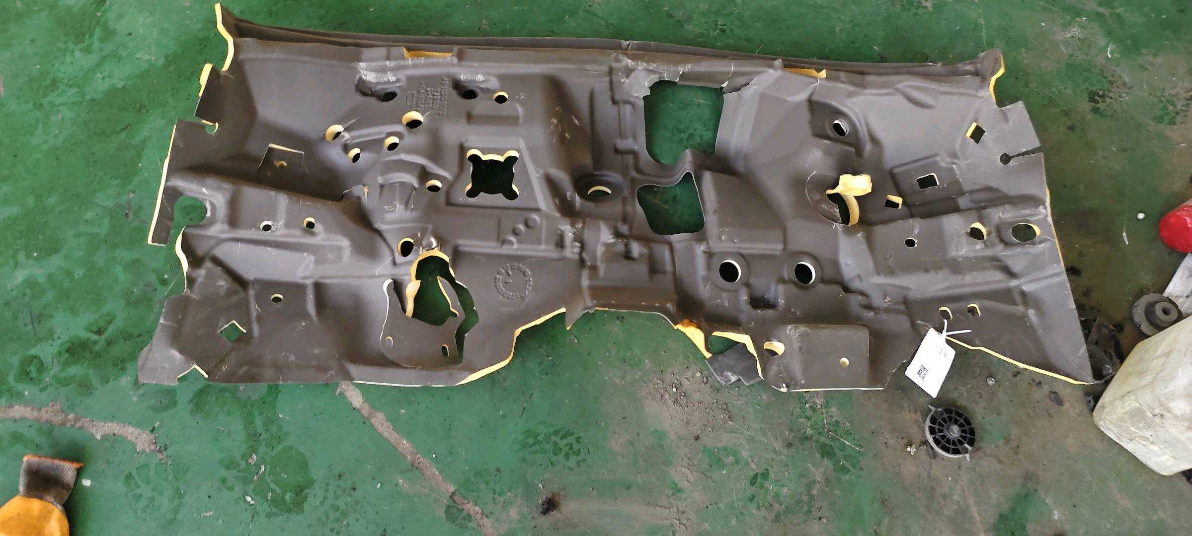 LR027028 Front Bulkhead Heat Shield