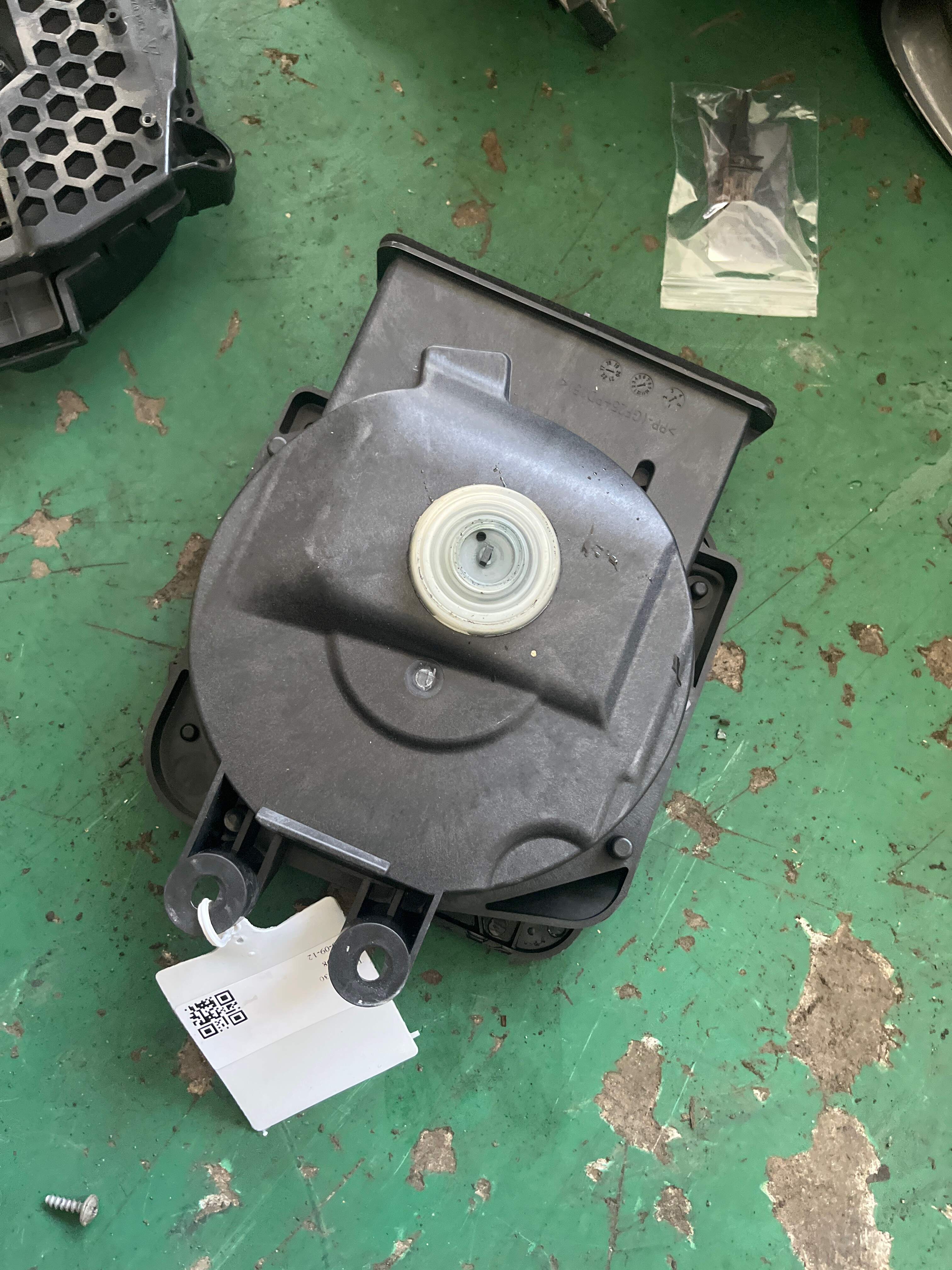 65139275995 中央低音扬声器(左)