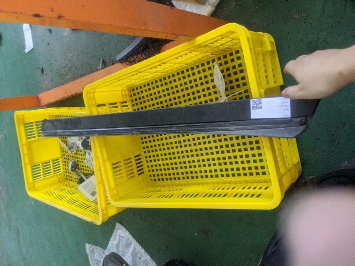 7573648020 前门饰条(左下)