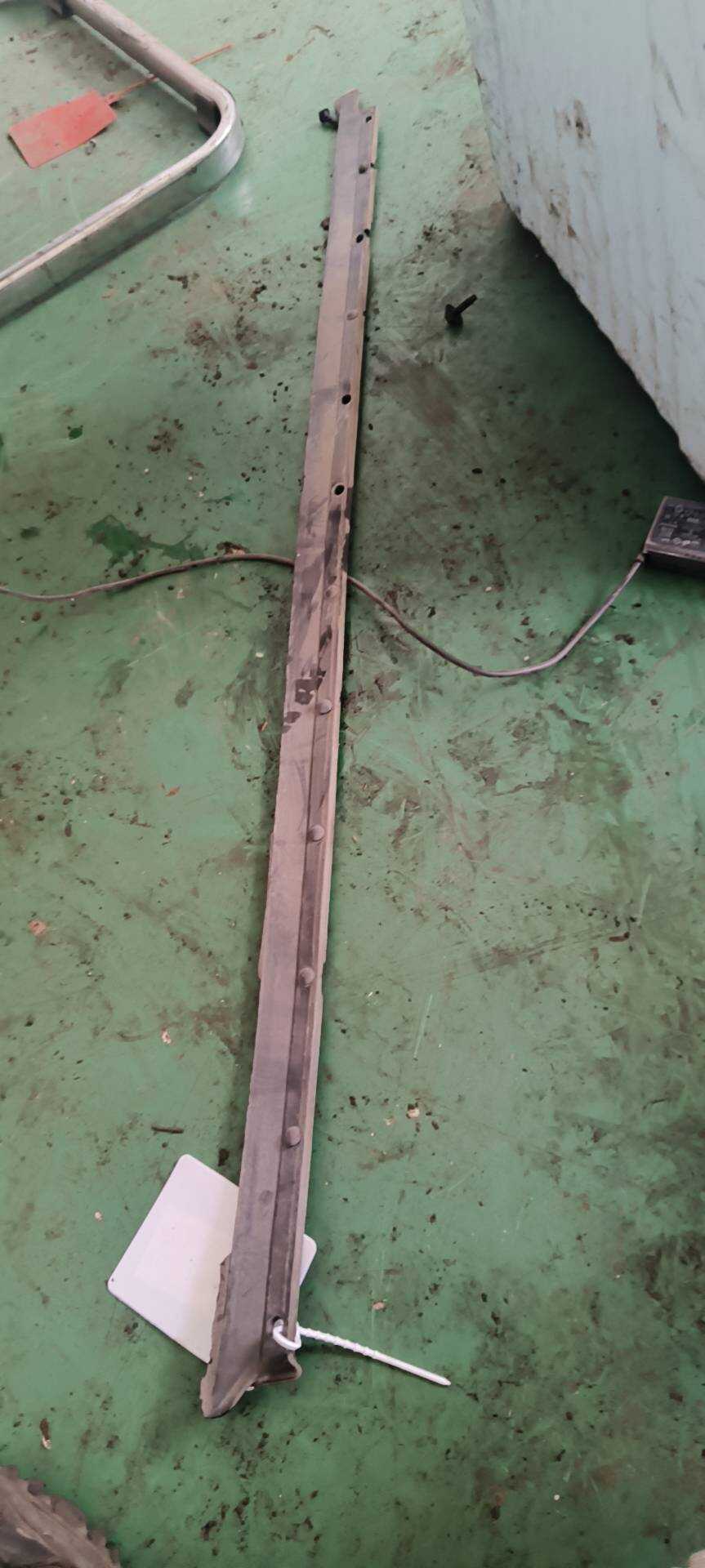 A1646904862 前门车门密封胶条(右下)