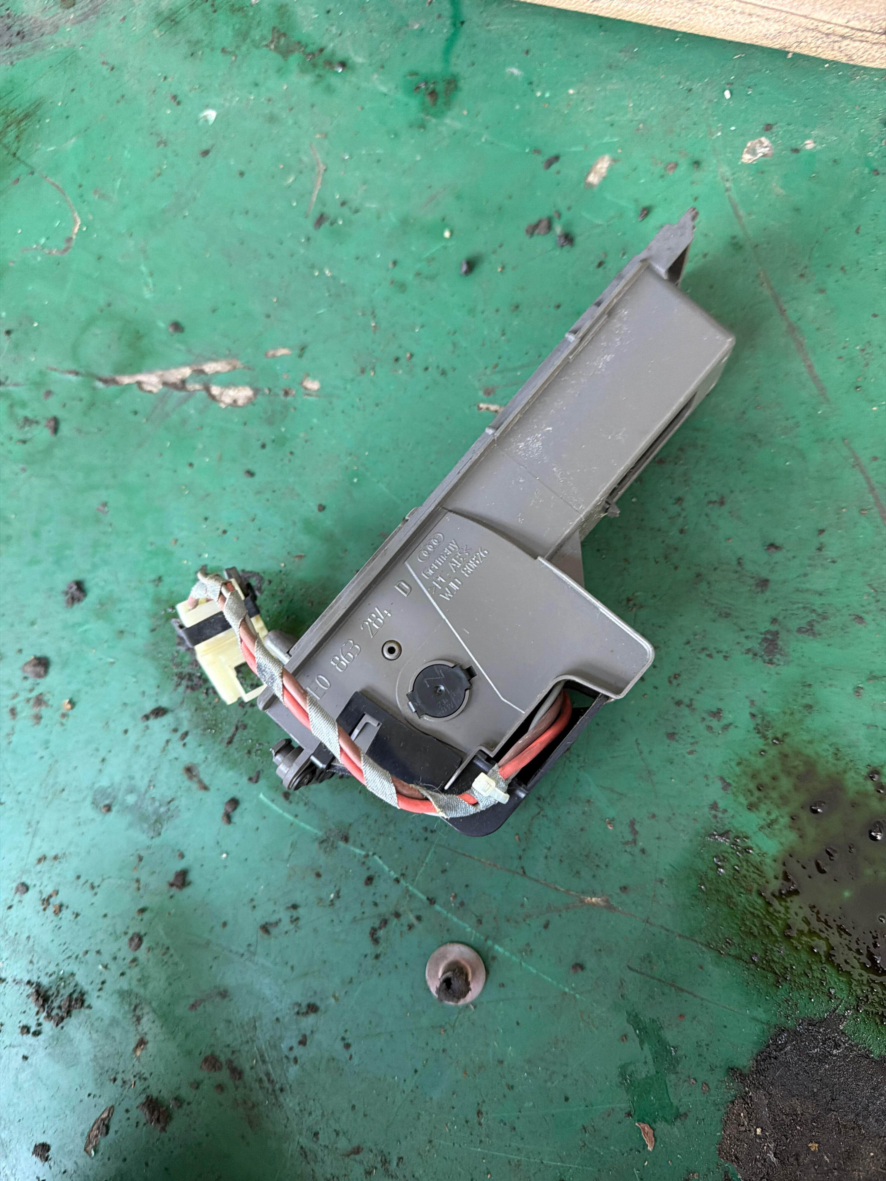 8E0863284A 中控台杂物箱,带点烟器和开关