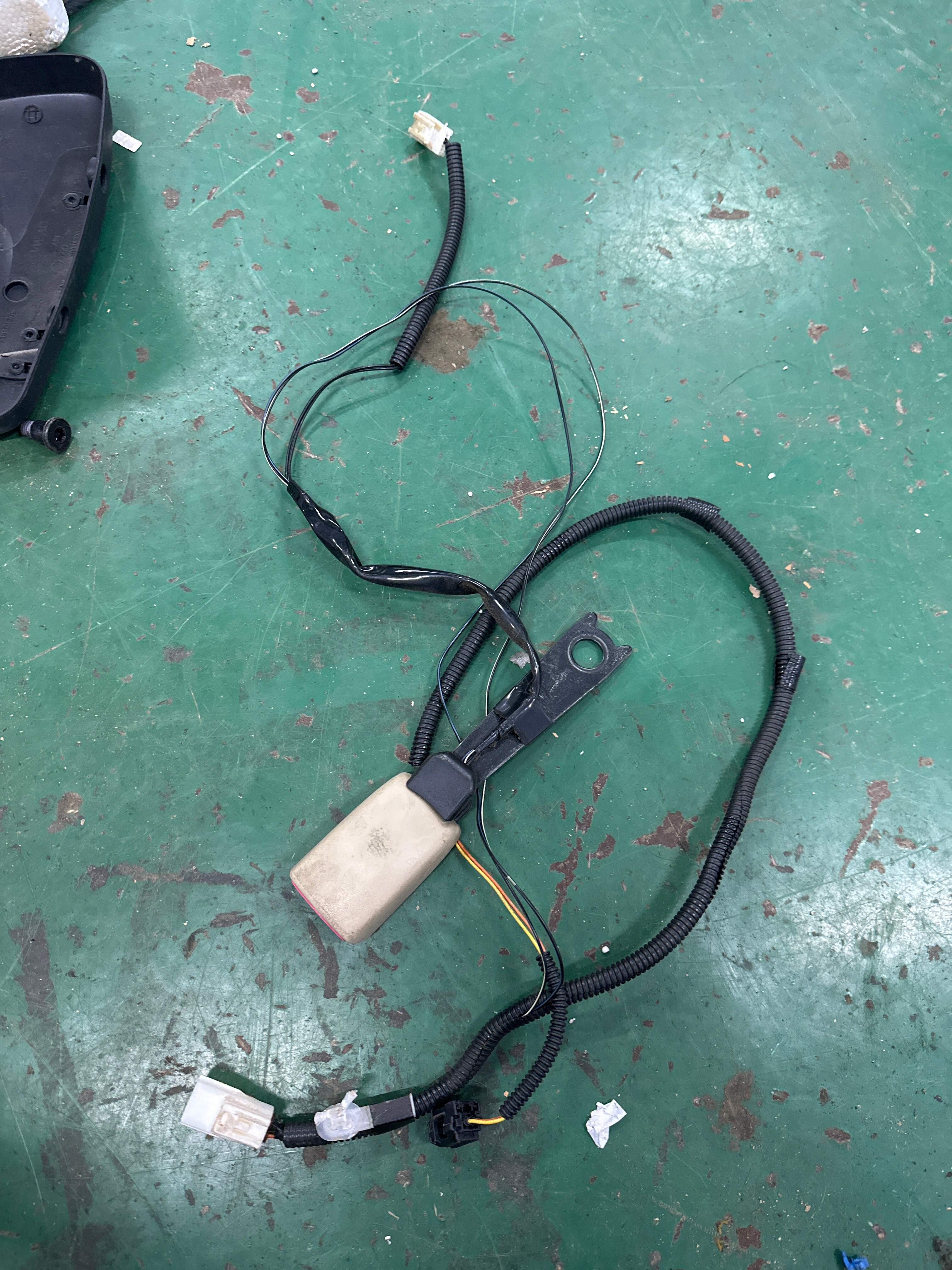 7323033600A0 驾驶员座椅安全带扣
