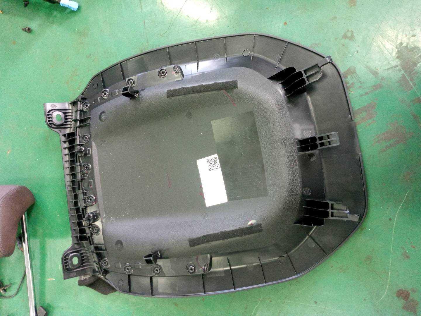 52105A1C569 前座椅靠背后面板