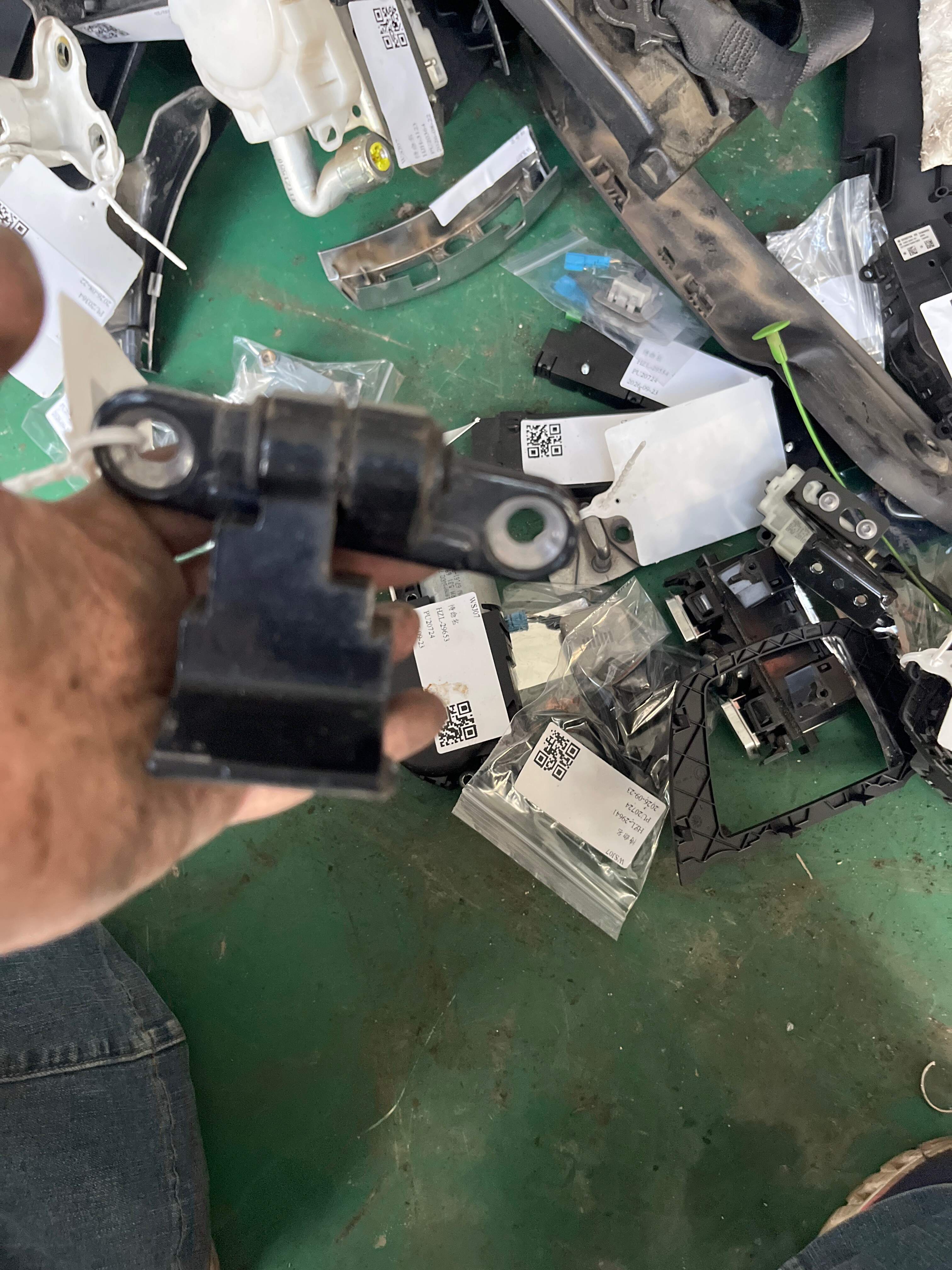 41007228152 Rear Door Hinge (Upper Right)