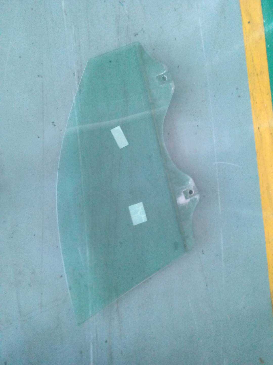 7L0845201F Front Door Glass, Left