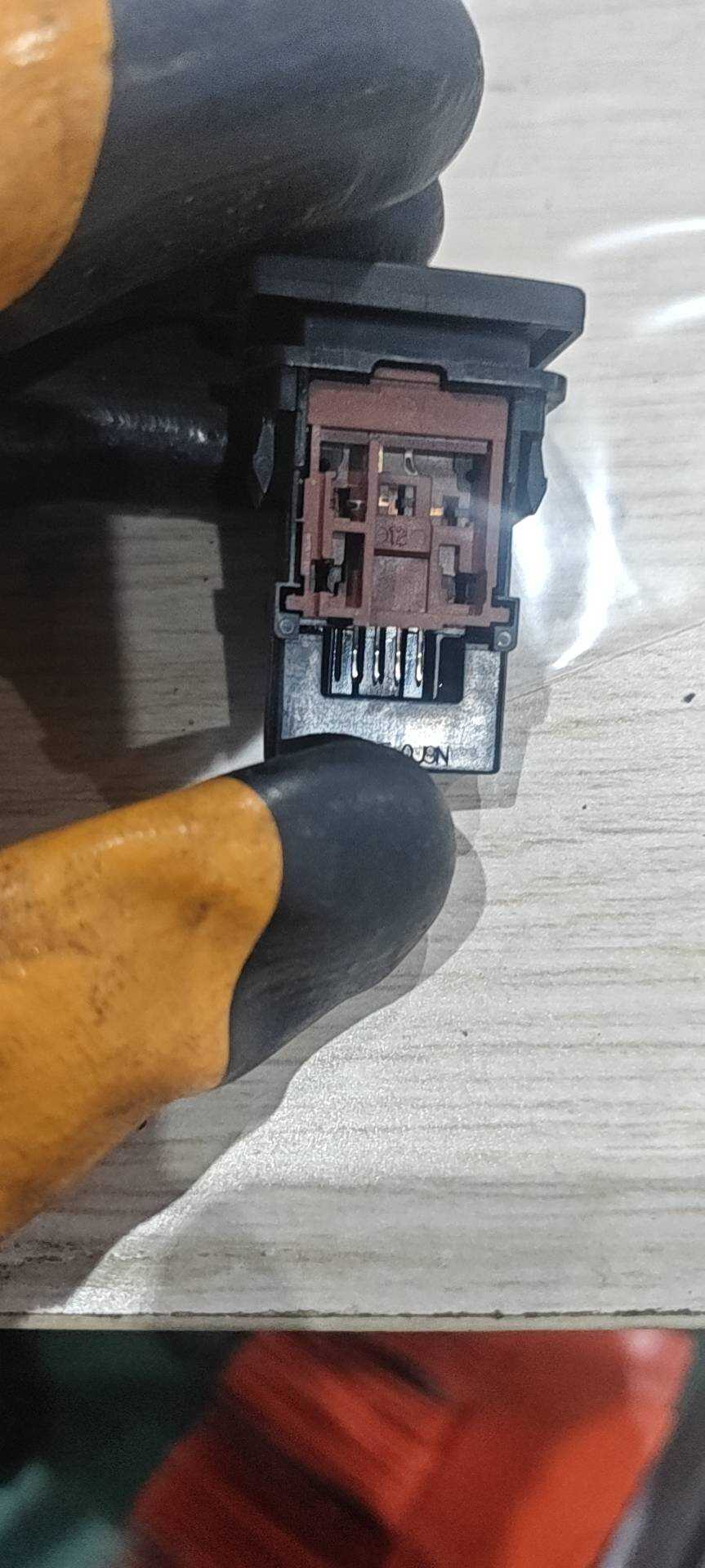 849880R040 车辆稳定控制系统开关