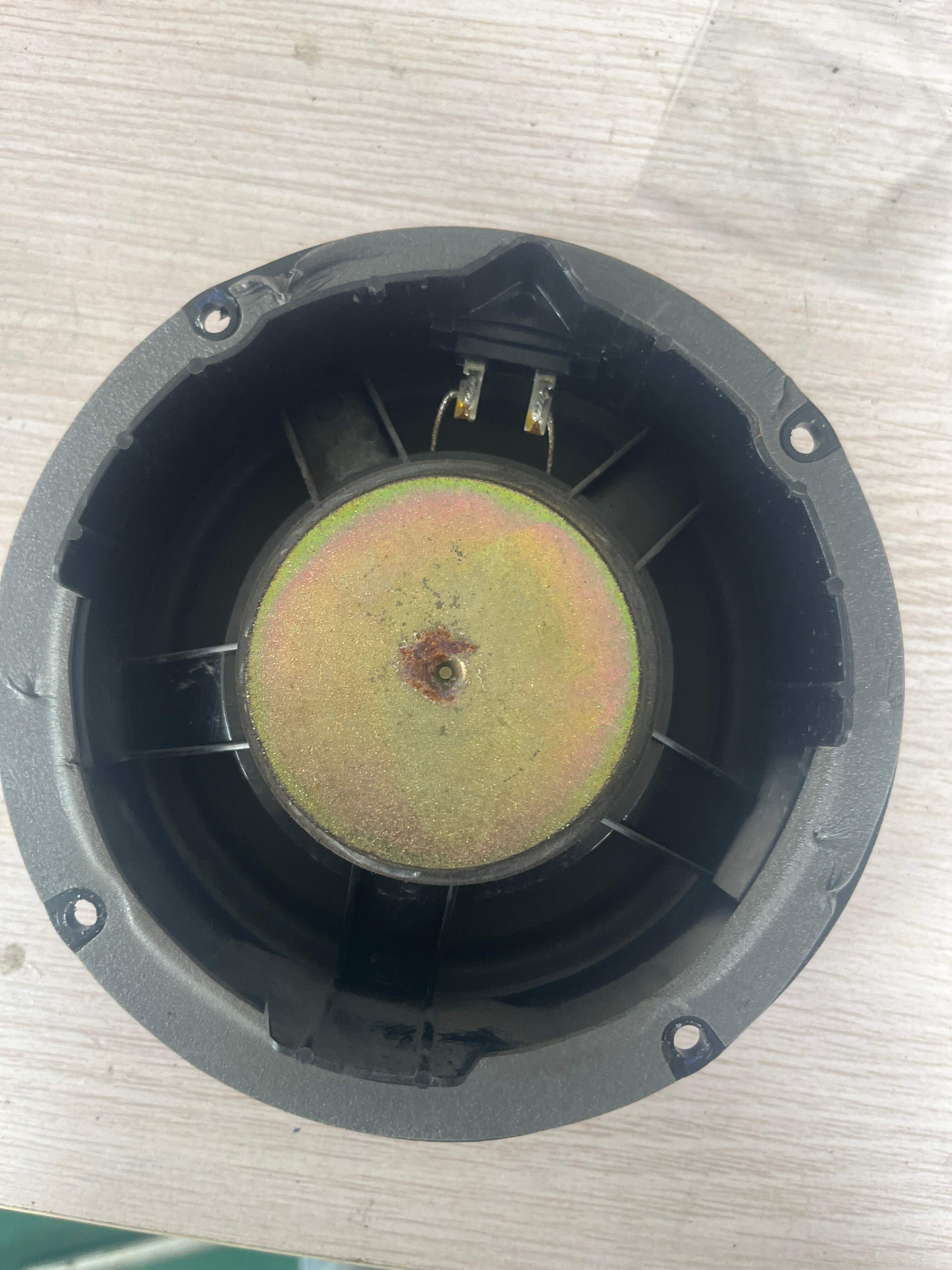 1ZD035411B 后门低音扬声器（右）