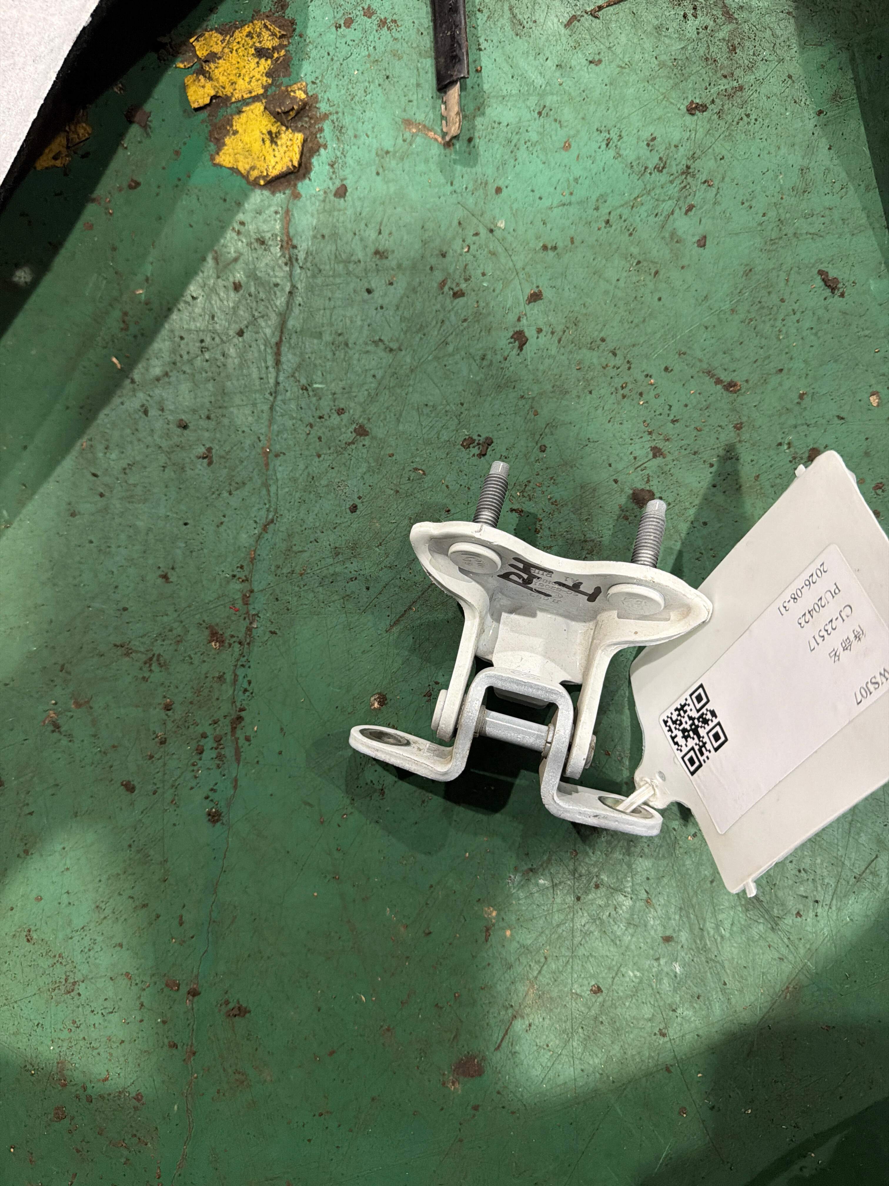 SC6206109 Right Rear Door Upper Hinge Assembly