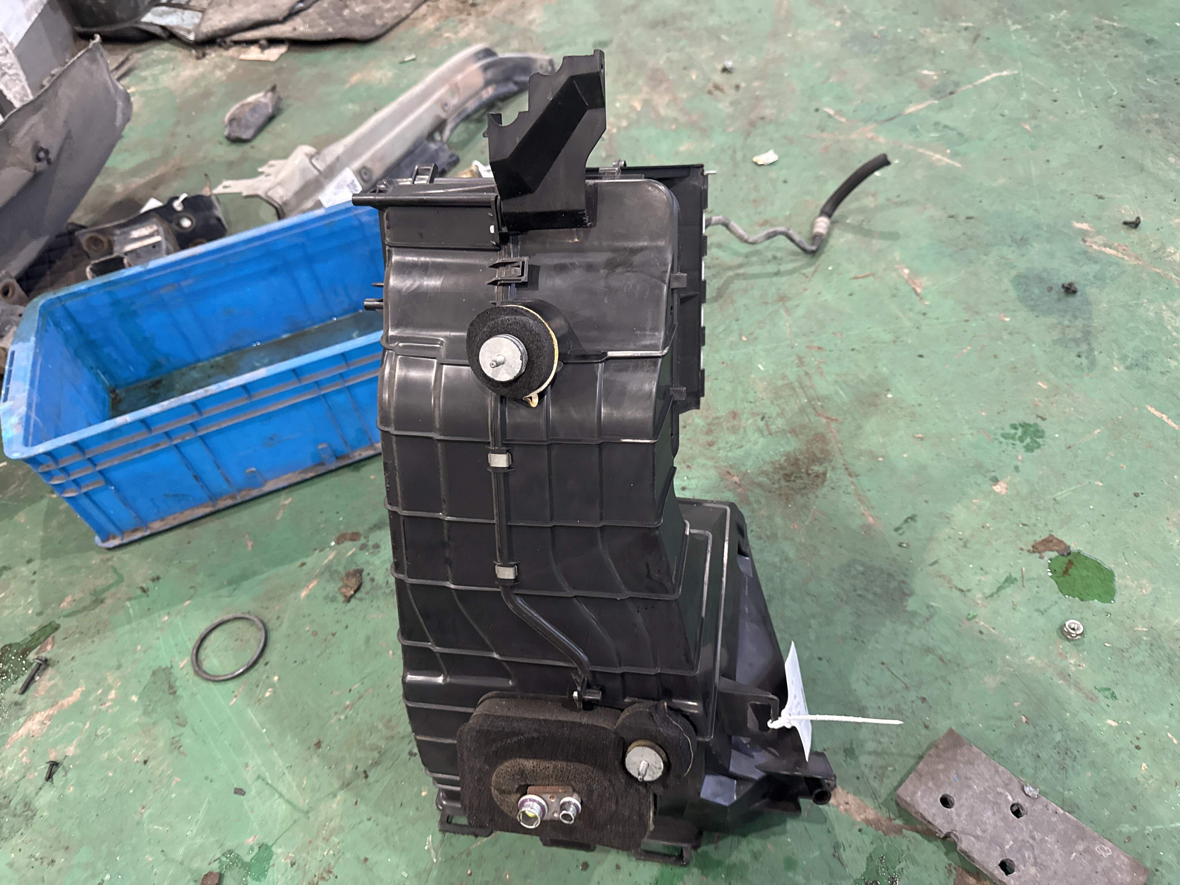 7L0819087AA Evaporator Assembly