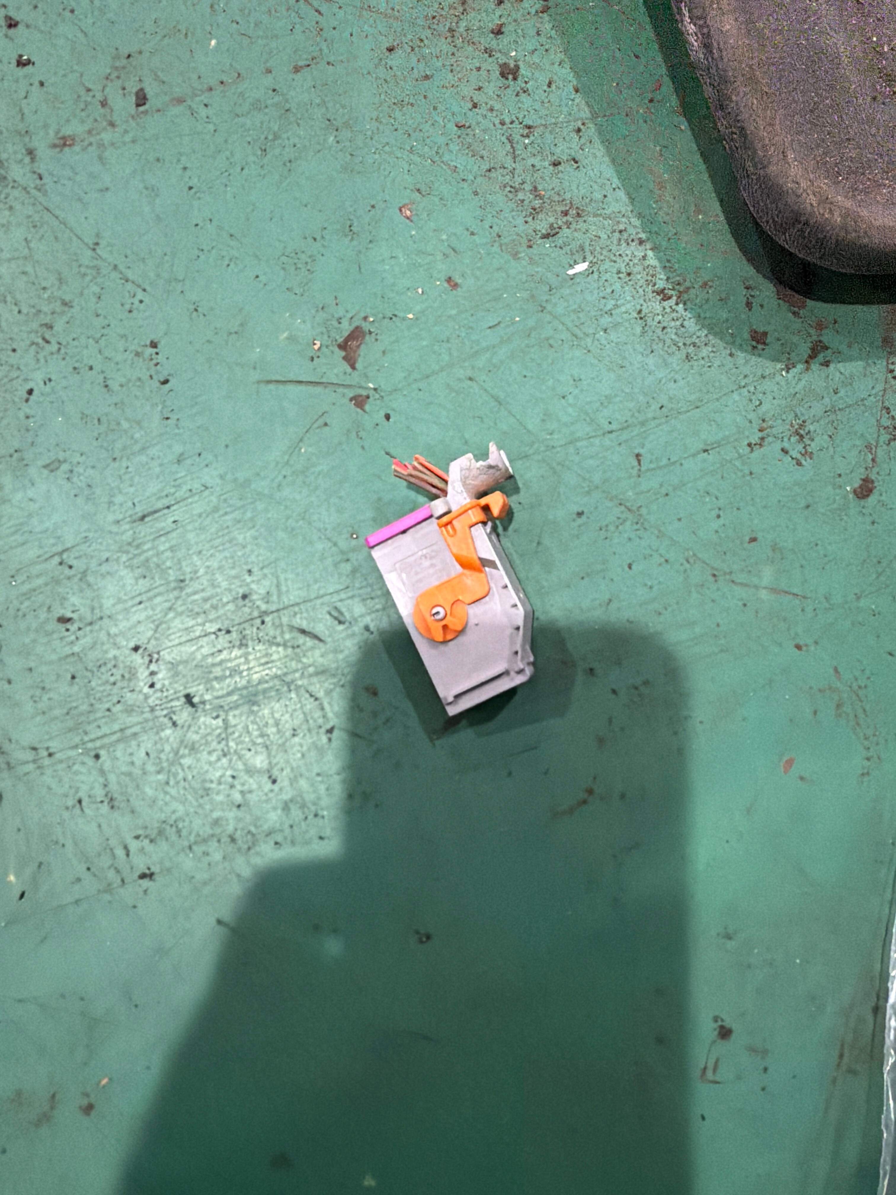 1J0972977D 带护罩的 扁平触点罩 插接位置: