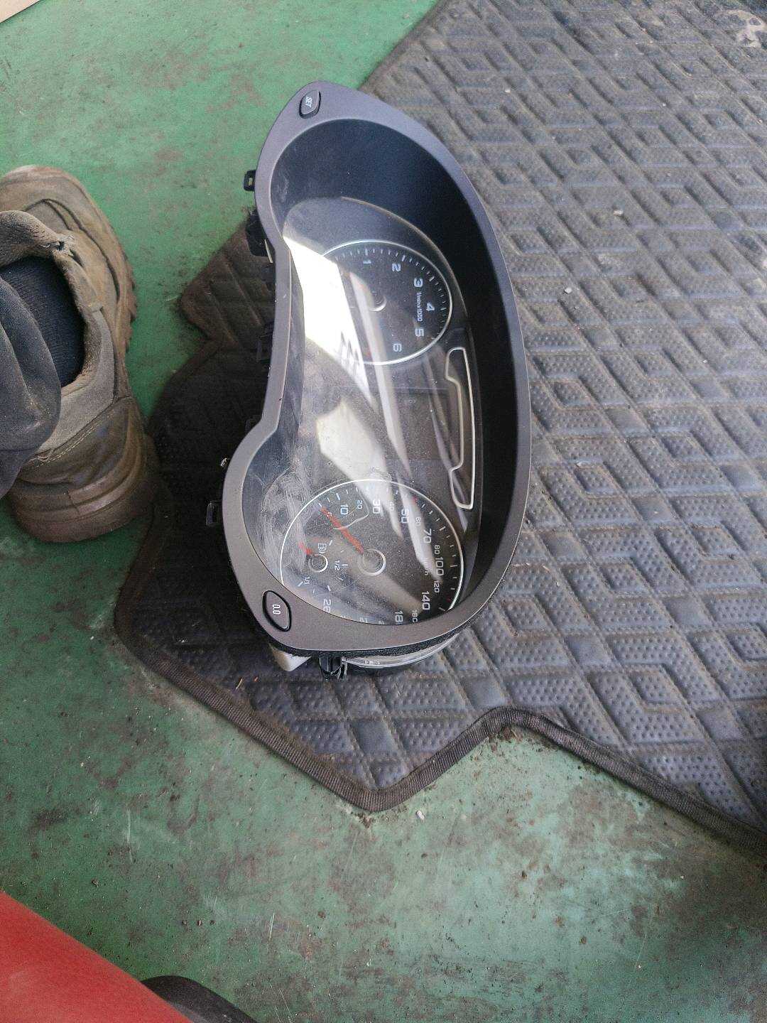 8U0920930B 组合仪表总成