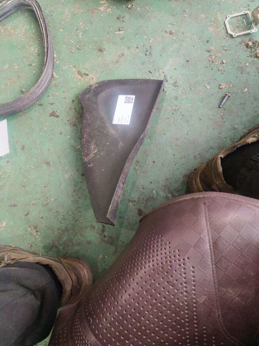 39160226 Dashboard Side Guard, Right