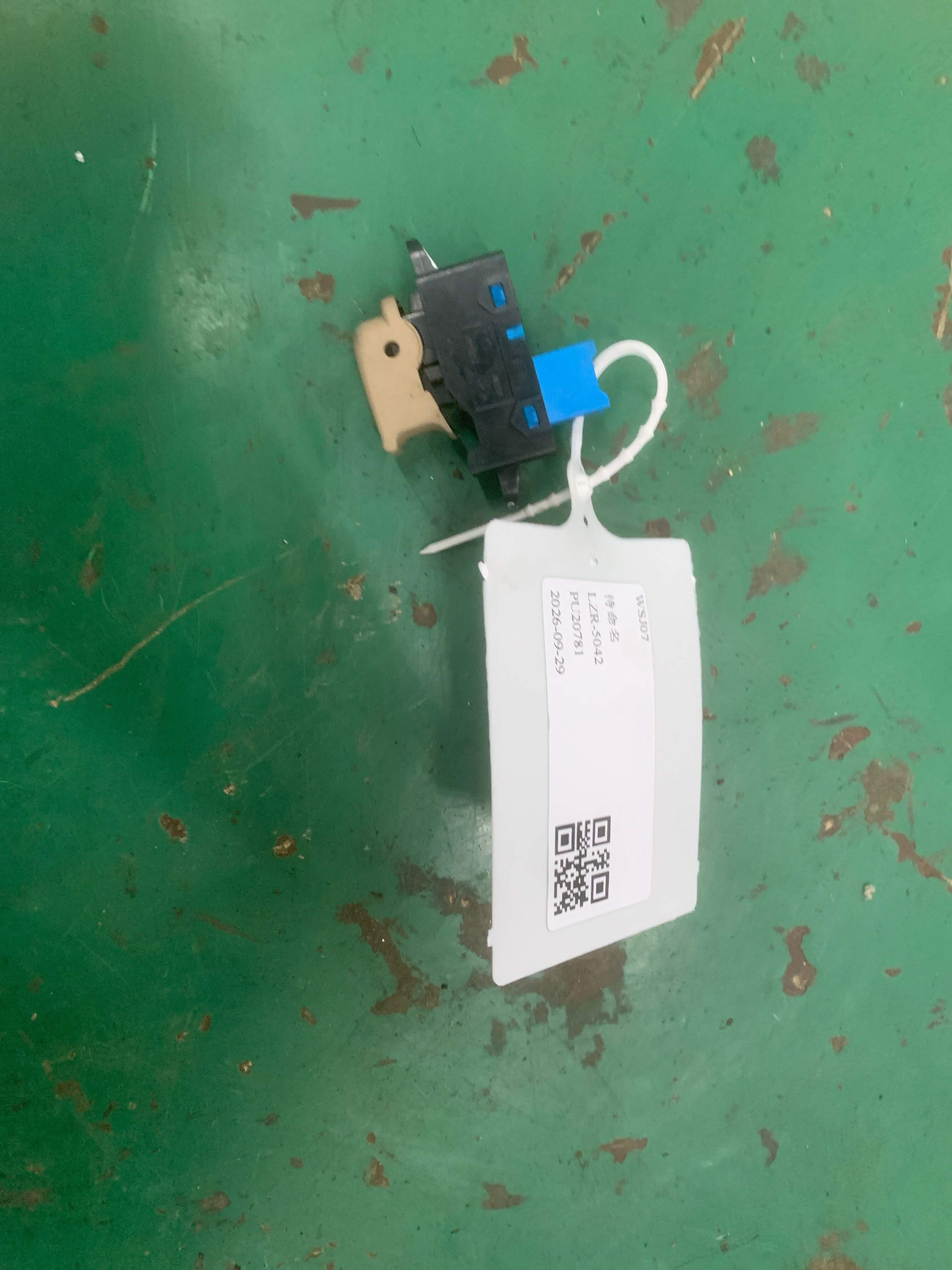 935803S000YDA 前门玻璃升降开关（右）