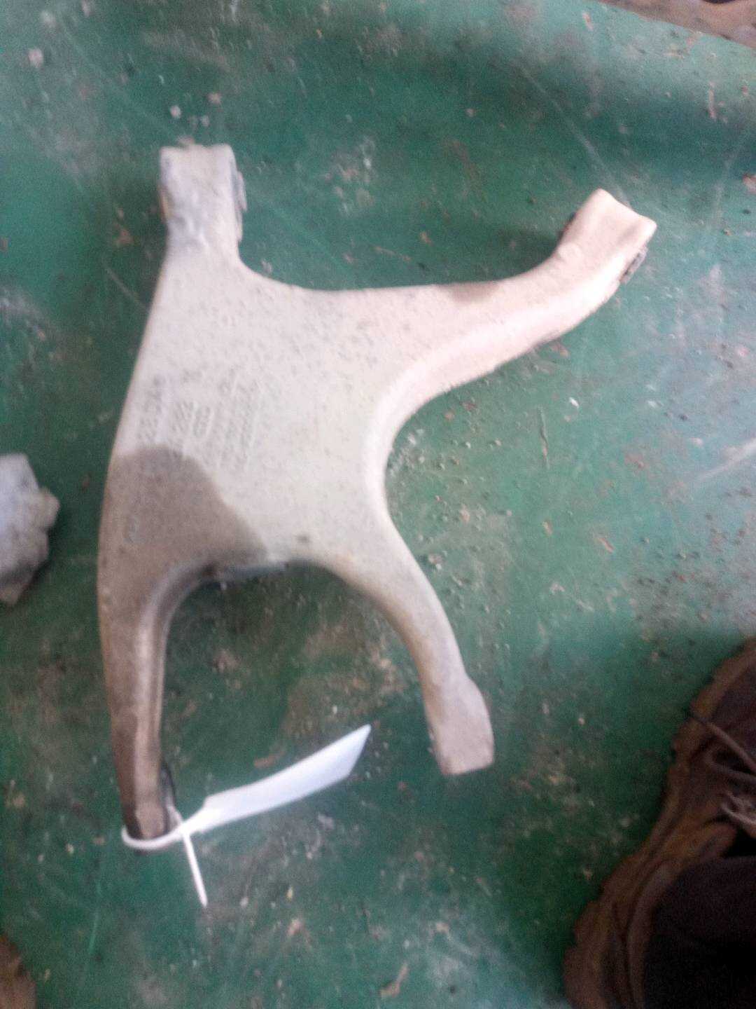 L8KD505311 后下摆臂（左）