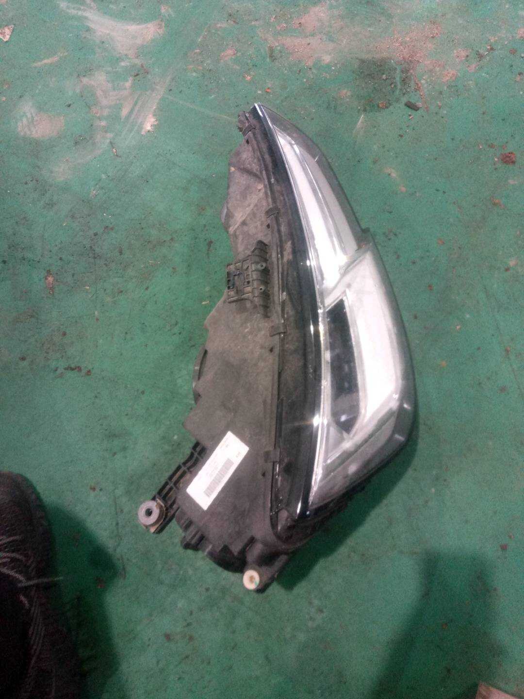 L8WD941006 前大灯半总成(右)