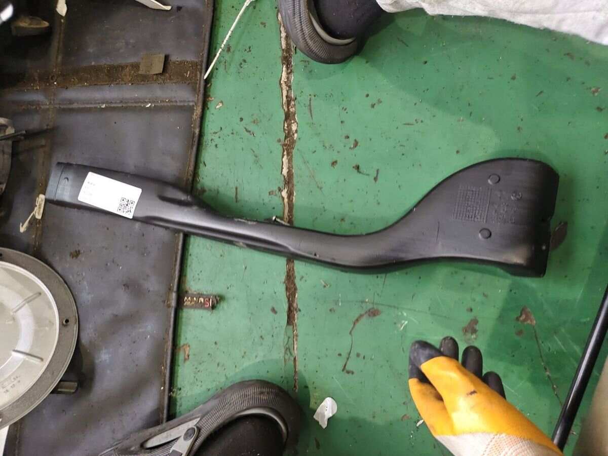 5M0819633 Floor Duct (Middle Rear)