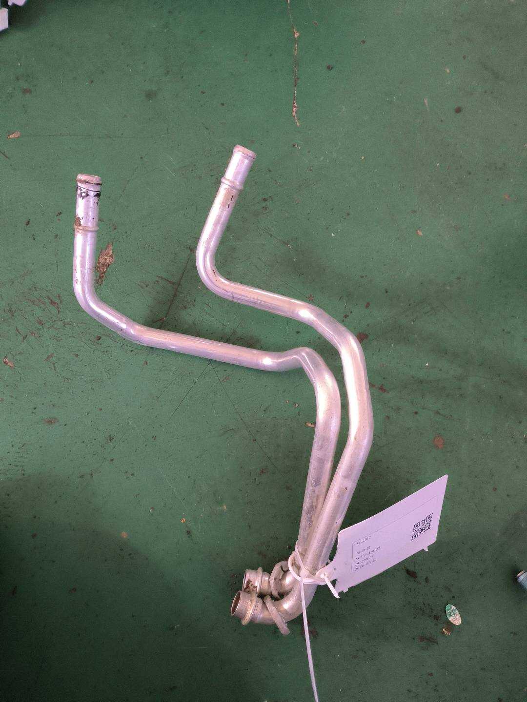 L4M1898037 暖风散热器连接管