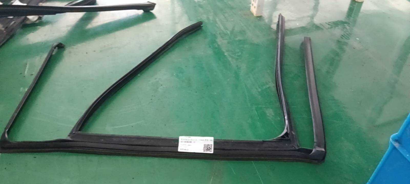 51357311264 后门玻璃绒槽(右)