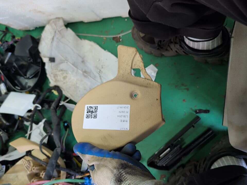 52109174331 驾驶员座椅侧饰板(右)