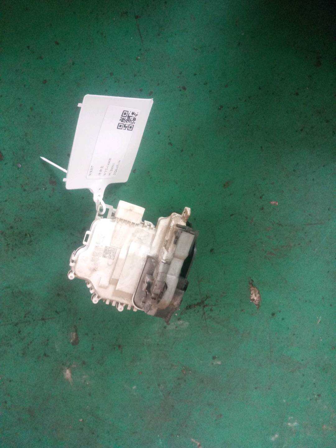 8X1837016B 前门锁总成（右）