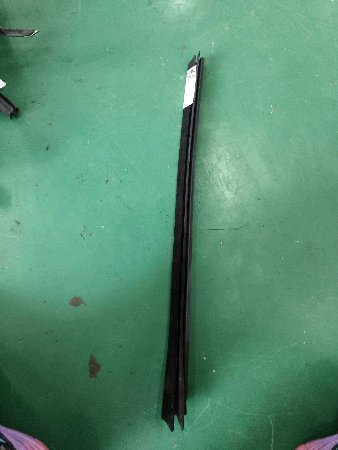 51227049438 右后车门玻璃内压条