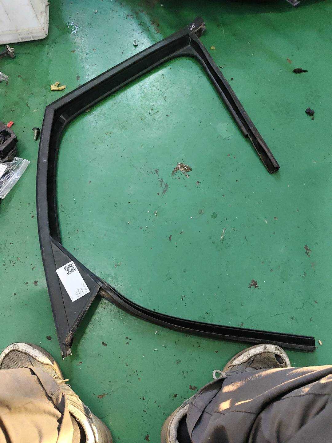 51339800547 车窗导向条 前车门 左