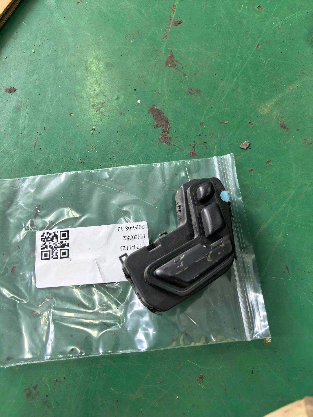 A21290598009107 后排座椅调节开关(右)