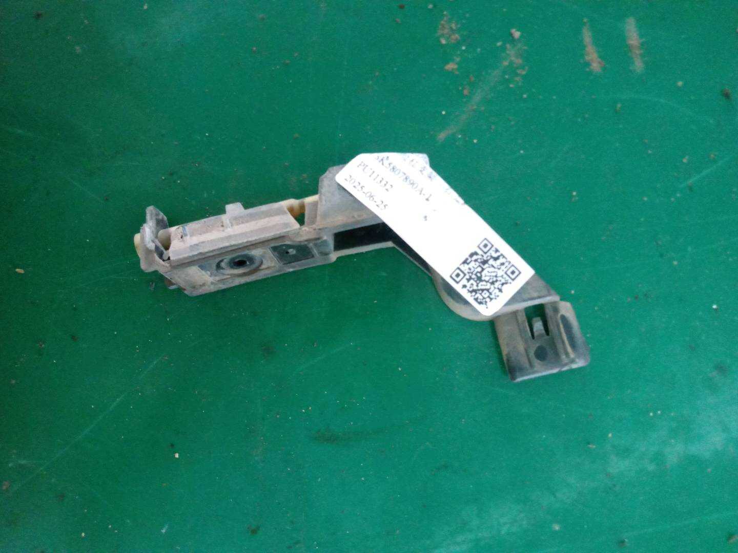 L8K5807890A 后保险杠支架(右上)