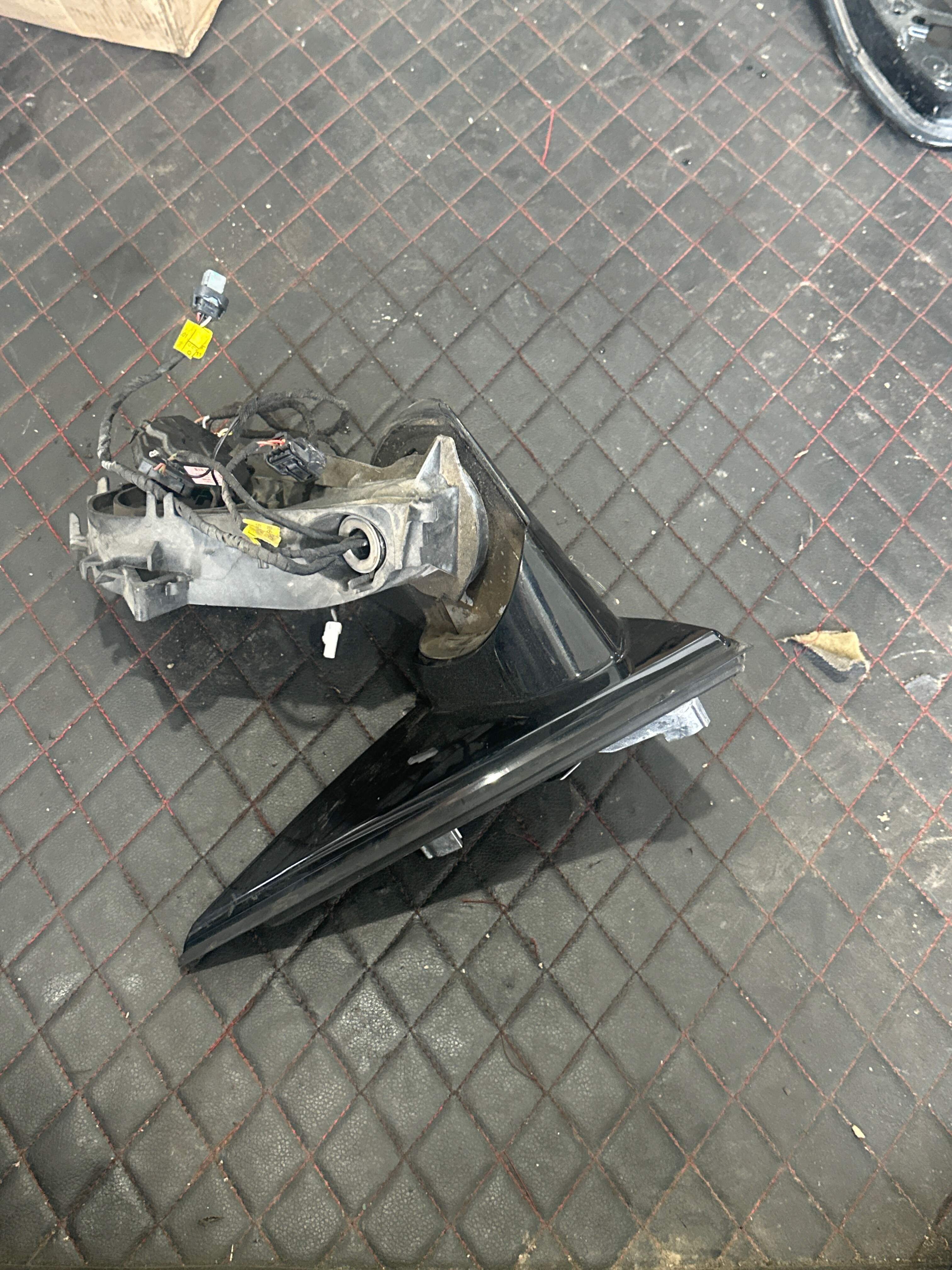 51168738407 倒车镜固定座（左）