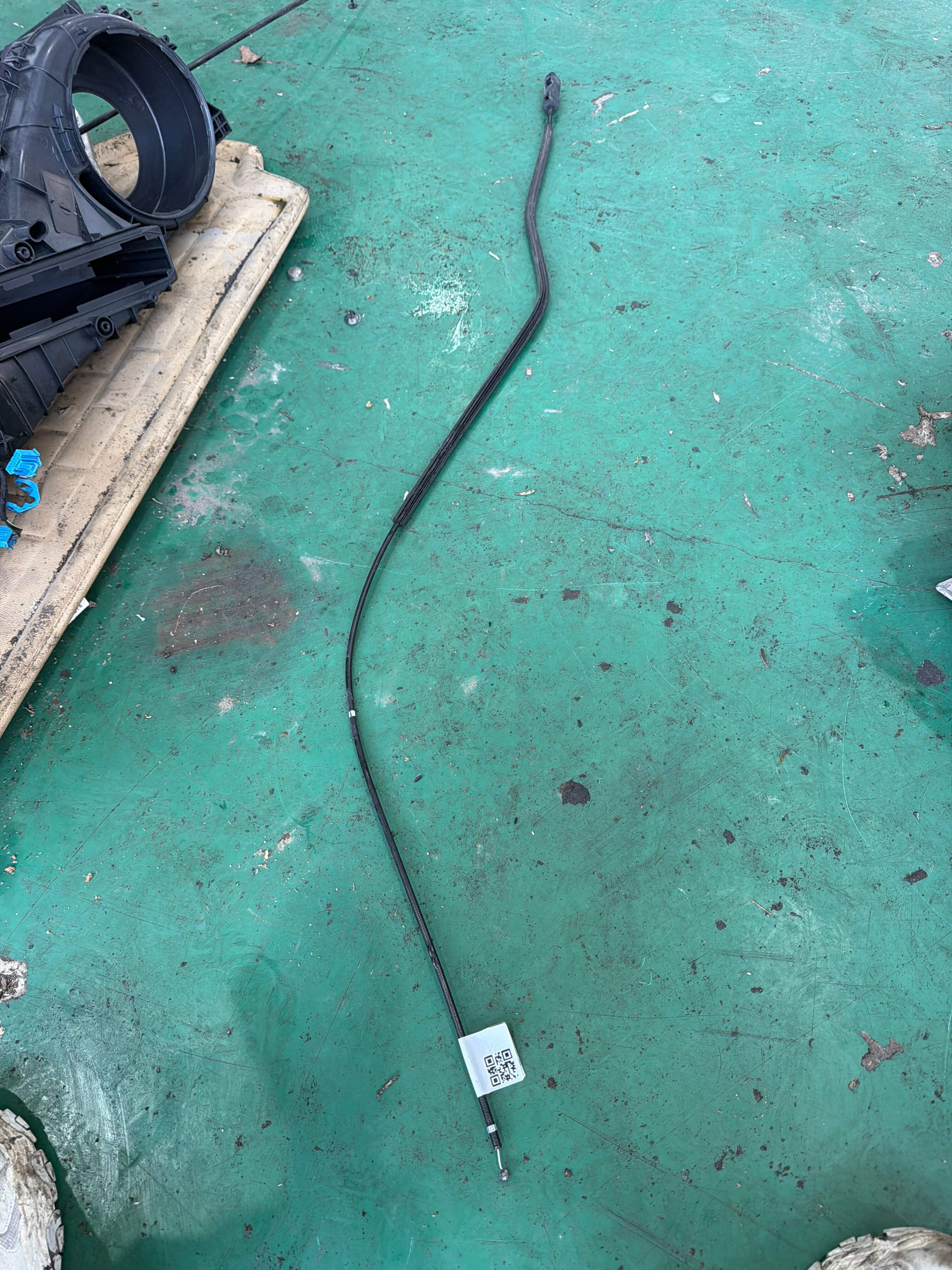 5ND823531 前机盖拉线(前)