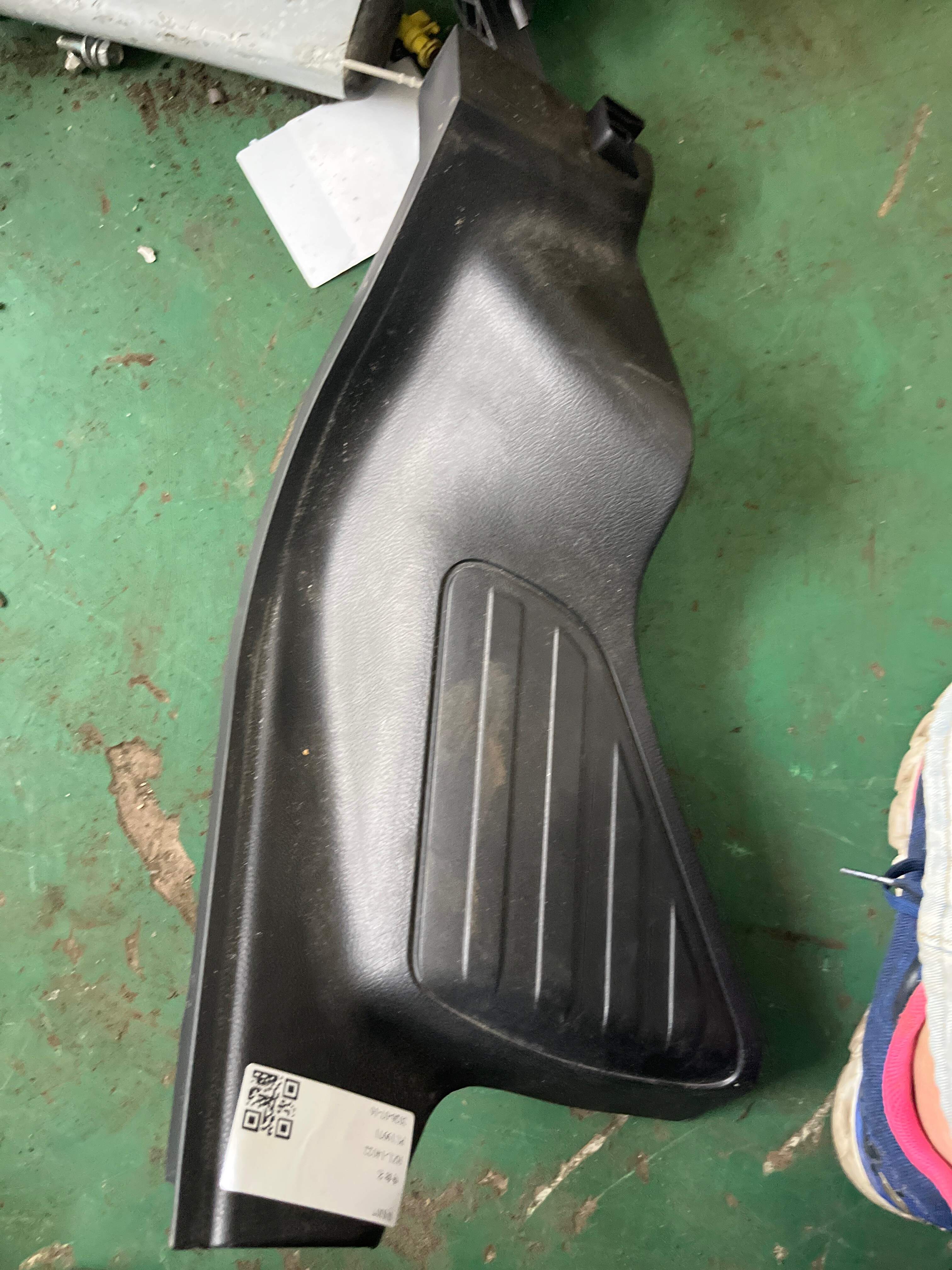 LR007078 Rear Door Sill Trim Panel, Right