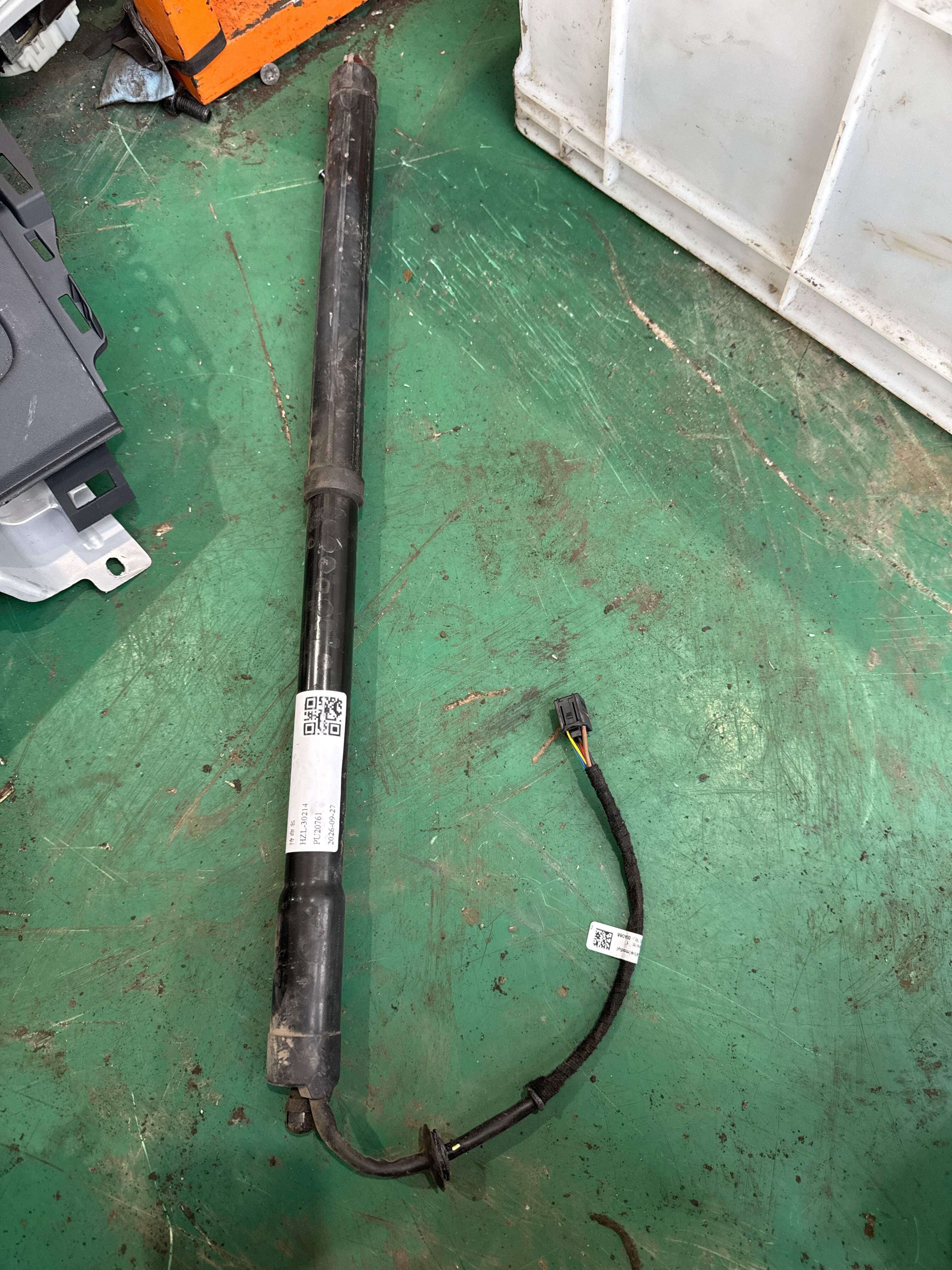 LR025444 尾盖撑杆（右下）