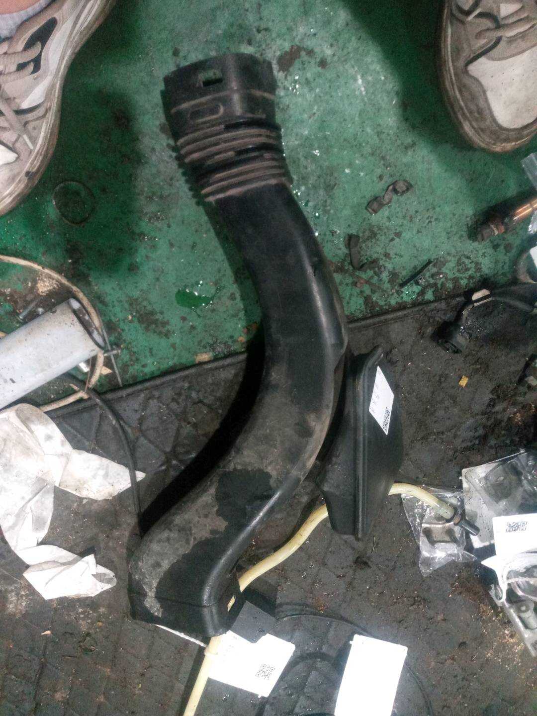 13717577472 Air Filter Intake Pipe, Rear Right