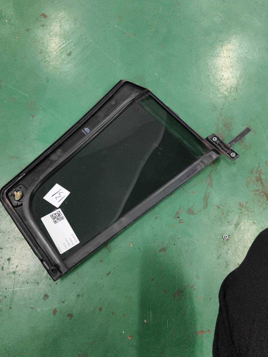 5N7845214A Rear Door Quarter Glass, Right