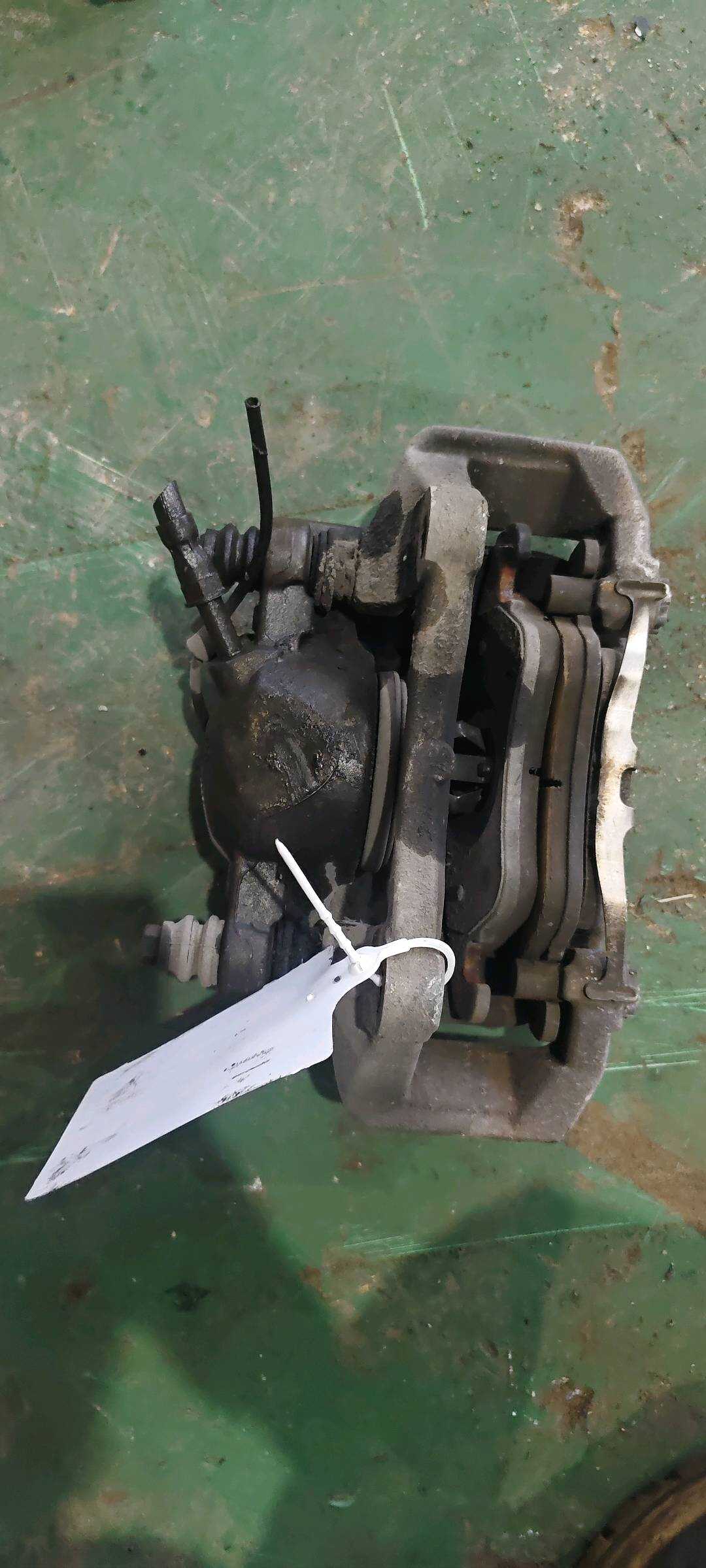 L8RD615123 前制动分泵(左)