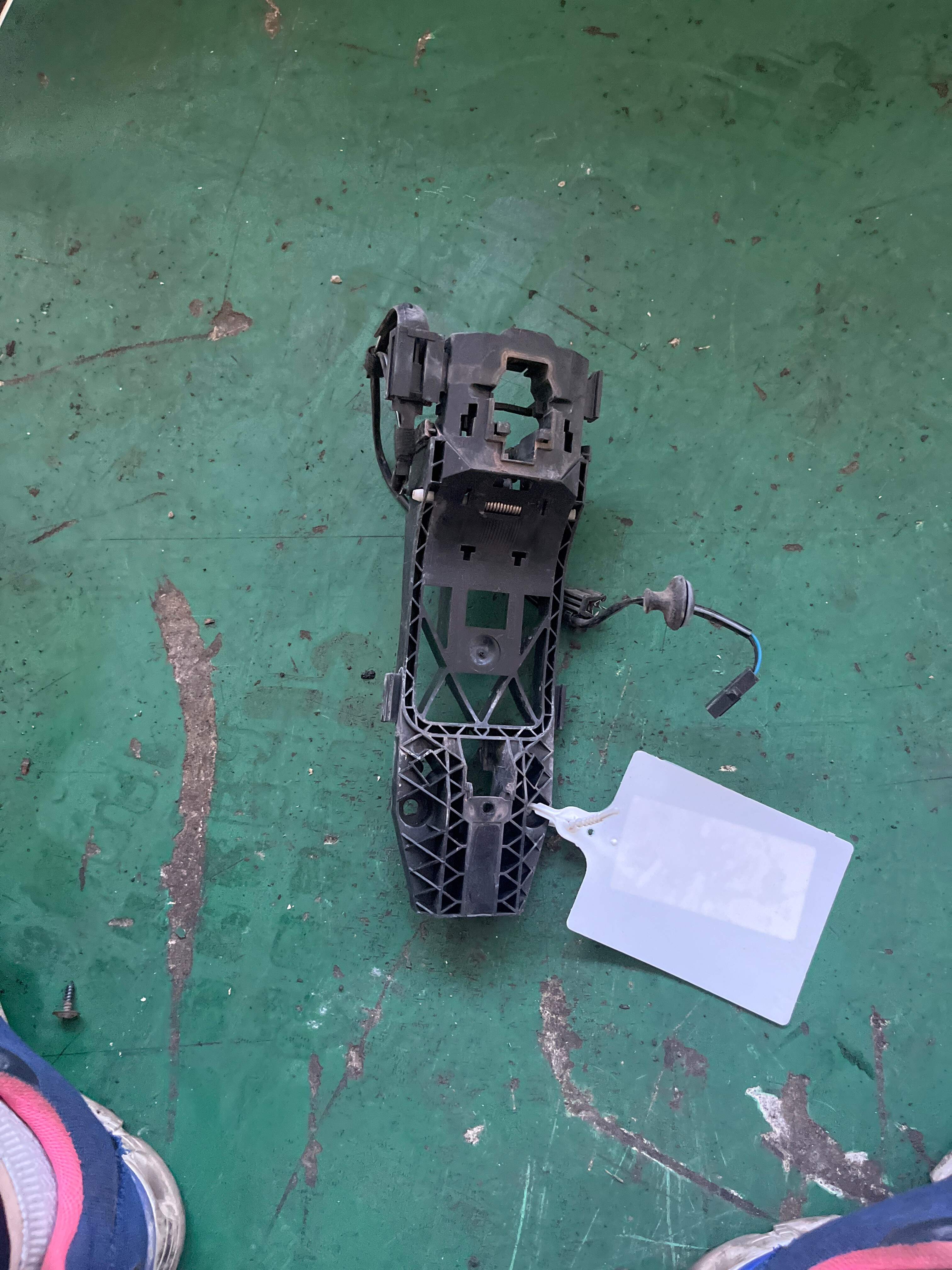 7N0839885G 后门外拉手固定框（左）