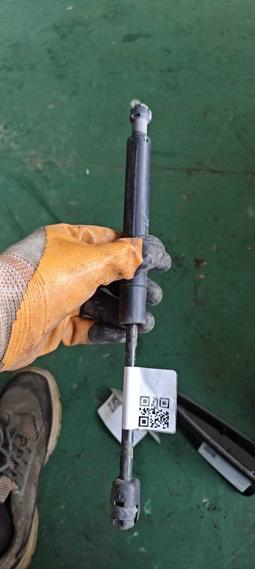 51233400352 Front Hood Strut