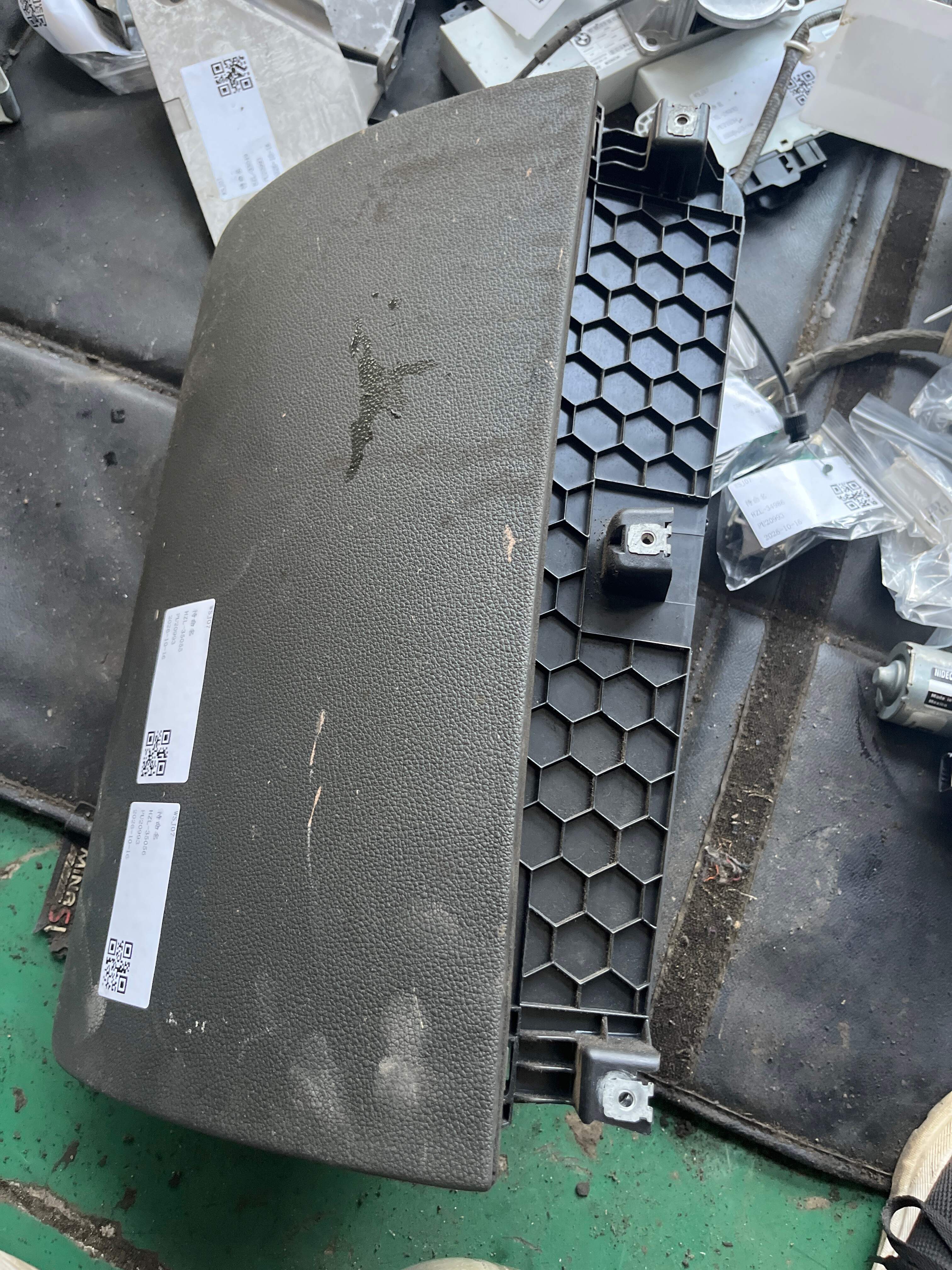 4L1857134 Dashboard Glove Box Lid