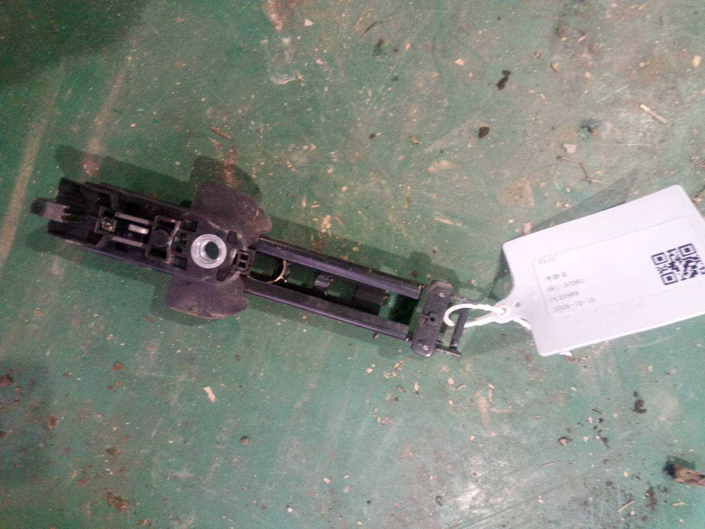 L8E0857833E 前座椅安全带张紧器(右)