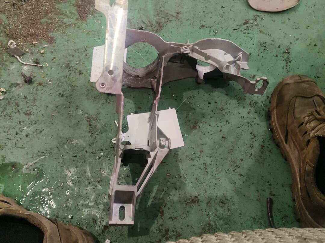 4F1723117F 脚踏板支架