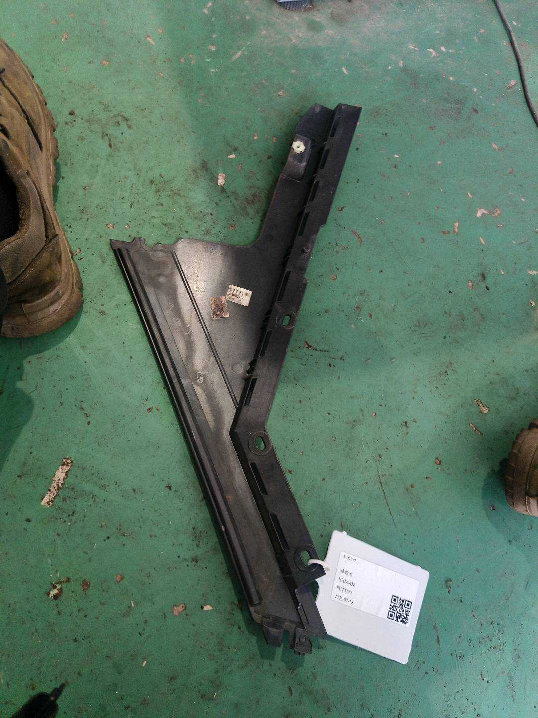 T4A2275 Rear Door Window Frame Outer Trim, Rear Right
