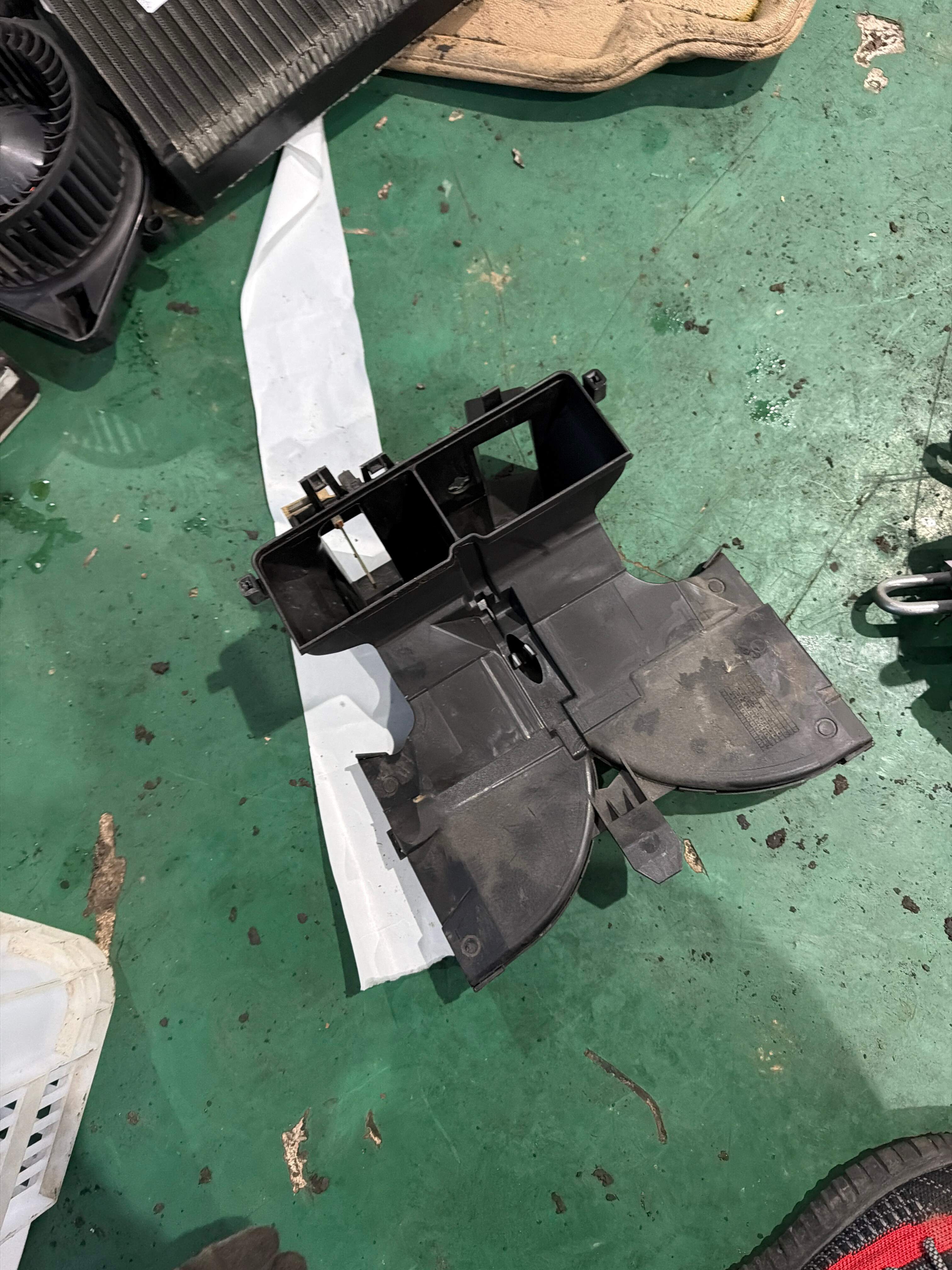 8E0807332B Rear Bumper Frame Bracket, Right