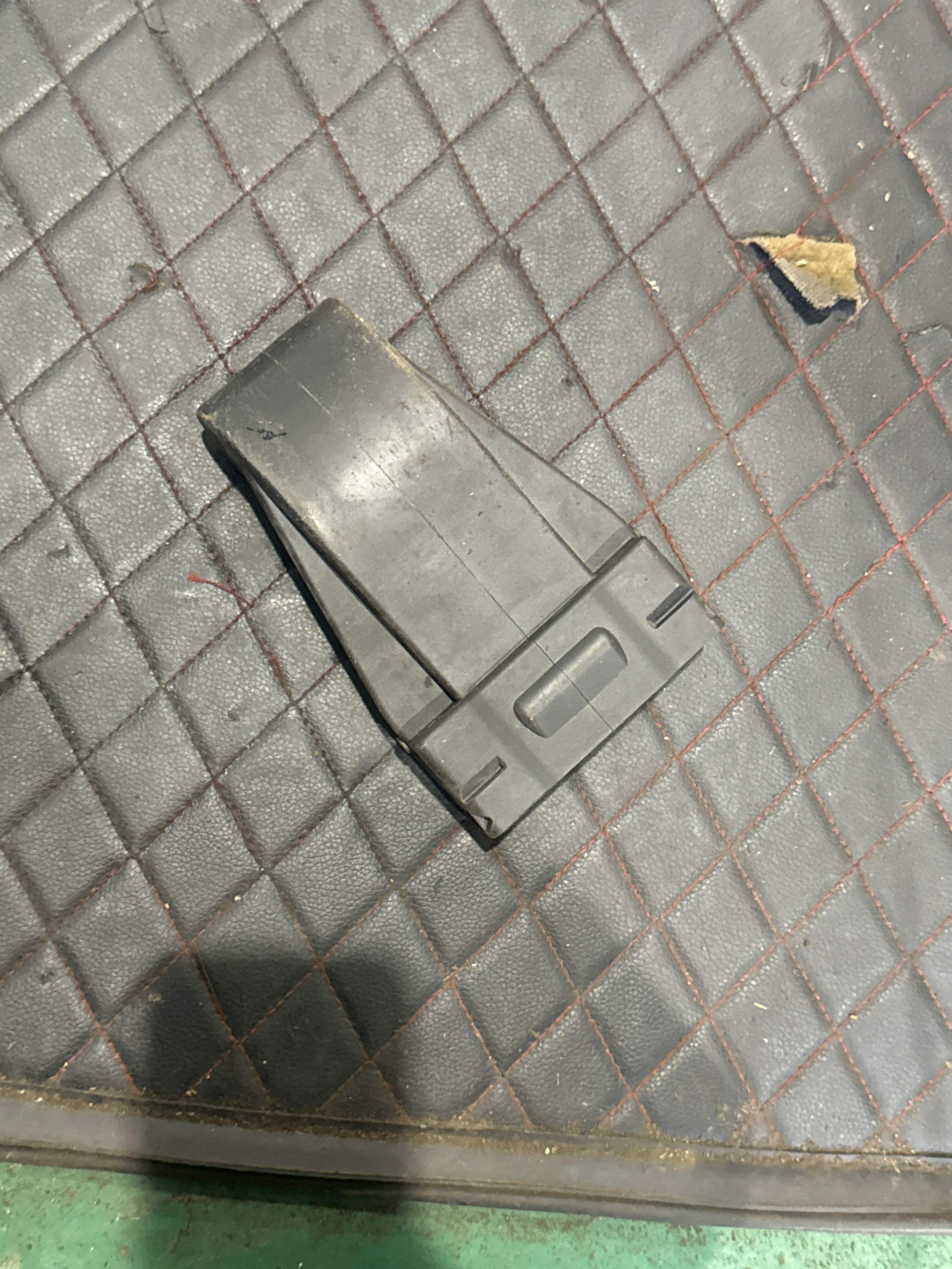 51227462558 后门限位器盖(右)